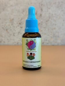 Os florais de Bach podem ser usados como terapia complementar para auxiliar em questões de hiperatividade e interação social, promovendo maior autocontrole e equilíbrio emocional. Eles agem tratando o indivíduo e suas emoções, e não a condição em si, sendo geralmente formulados de forma personalizada por um terapeuta floral. 