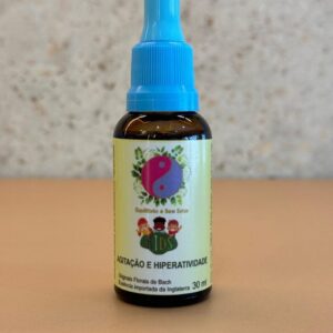 Os florais de Bach podem ser usados como terapia complementar para auxiliar em questões de hiperatividade e interação social, promovendo maior autocontrole e equilíbrio emocional. Eles agem tratando o indivíduo e suas emoções, e não a condição em si, sendo geralmente formulados de forma personalizada por um terapeuta floral.