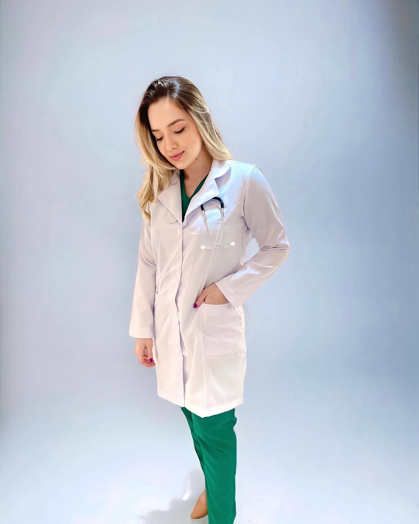 Vodete Jalecos, que oferece opções básicas e estampadas, priorizando tecidos como Poliéster, Oxford, Gabardine ou Sarja, que são duráveis, práticos e não amassam facilmente, ideais para o dia a dia profissional.