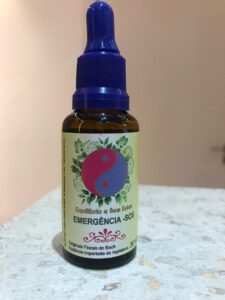 O Floral de Bach Emergência S.O.S (também conhecido como Rescue Remedy) é uma fórmula de emergência criada por Edward Bach, combinando 5 essências (Rock Rose, Impatiens, Cherry Plum, Star of Bethlehem, Clematis) para aliviar estresse agudo, medo, pânico, choque e traumas emocionais, promovendo calma, coragem e clareza mental em situações difíceis como luto, sustos ou más notícias, com uso sublingual ou diluído em água. 