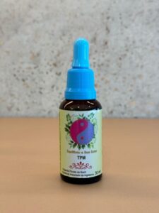 O Floral de TPM é uma terapia floral complementar desenvolvida para aliviar os desconfortos emocionais da Tensão Pré-Menstrual, como irritabilidade, mau humor, choro fácil e ansiedade, promovendo calma, serenidade e bem-estar através de essências naturais de flores, sem hormônios ou riscos de dependência, com uso sublingual ou diluído em água. 