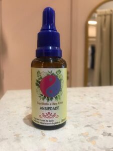 Florais para ansiedade são essências naturais de flores (como Bach, Impatiens, Agrimony, Mimulus) que visam equilibrar emoções como tensão, medo e preocupação, atuando como terapia complementar para reduzir a sensação de aflição e promover calma, sem substituir medicamentos, devendo ser usados sob orientação profissional para sintomas persistentes. 