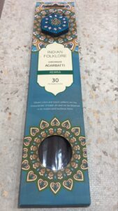 traz a energia e a atmosfera de antigos templos sagrados, com uma fragrância profunda e envolvente que desperta espiritualidade e introspecção. Produzido artesanalmente com resinas e óleos essenciais selecionados, ele promove limpeza energética e conexão interior.Seu aroma místico é perfeito para meditação, práticas espirituais, yoga ou momentos de relaxamento. A queima é lenta e uniforme, liberando uma fumaça delicada que transforma o ambiente em um verdadeiro espaço de paz e contemplação.