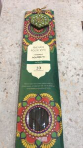  traz a energia e a atmosfera de antigos templos sagrados, com uma fragrância profunda e envolvente que desperta espiritualidade e introspecção. Produzido artesanalmente com resinas e óleos essenciais selecionados, ele promove limpeza energética e conexão interior.Seu aroma místico é perfeito para meditação, práticas espirituais, yoga ou momentos de relaxamento. A queima é lenta e uniforme, liberando uma fumaça delicada que transforma o ambiente em um verdadeiro espaço de paz e contemplação.
