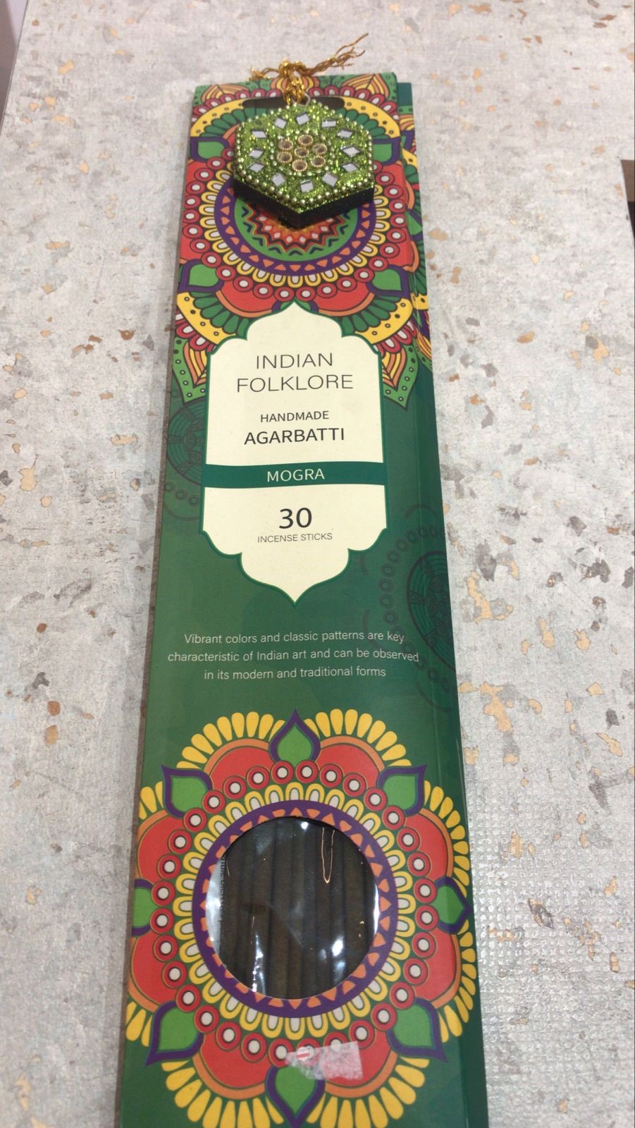 traz a energia e a atmosfera de antigos templos sagrados, com uma fragrância profunda e envolvente que desperta espiritualidade e introspecção. Produzido artesanalmente com resinas e óleos essenciais selecionados, ele promove limpeza energética e conexão interior. Seu aroma místico é perfeito para meditação, práticas espirituais, yoga ou momentos de relaxamento. A queima é lenta e uniforme, liberando uma fumaça delicada que transforma o ambiente em um verdadeiro espaço de paz e contemplação.