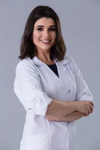 Um jaleco clássico com bolsos localizados em lugares estratégicos. O martingale pode deixar a peça do seu jeito, traz mobilidade e flexibilidade a todos que buscam um elegância e conforto.