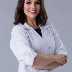 Um jaleco clássico com bolsos localizados em lugares estratégicos. O martingale pode deixar a peça do seu jeito, traz mobilidade e flexibilidade a todos que buscam um elegância e conforto.