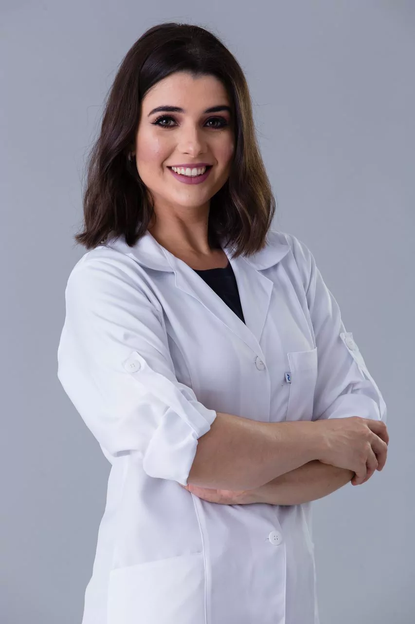 Um jaleco clássico com bolsos localizados em lugares estratégicos. O martingale pode deixar a peça do seu jeito, traz mobilidade e flexibilidade a todos que buscam um elegância e conforto.