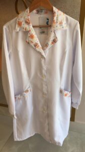  O gabardine é um tipo de tecido com belas e distintas nervuras diagonais causadas pelo entrelaçamento dos fios. É elaborado em poliéster e possui um acabamento limpo, também é firme e duradouro e possui um brilho suave e distinto. Ideal para quem procura beleza, praticidade e resistência.