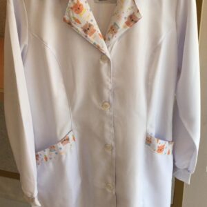 O gabardine é um tipo de tecido com belas e distintas nervuras diagonais causadas pelo entrelaçamento dos fios. É elaborado em poliéster e possui um acabamento limpo, também é firme e duradouro e possui um brilho suave e distinto. Ideal para quem procura beleza, praticidade e resistência.