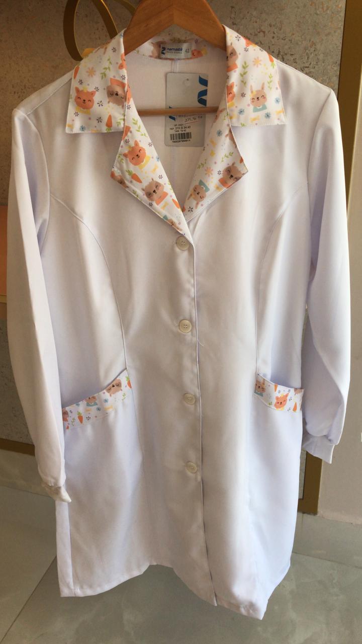 O gabardine é um tipo de tecido com belas e distintas nervuras diagonais causadas pelo entrelaçamento dos fios. É elaborado em poliéster e possui um acabamento limpo, também é firme e duradouro e possui um brilho suave e distinto. Ideal para quem procura beleza, praticidade e resistência.