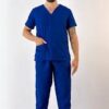 O Scrub Masculino Clássico Azul Marinho é a escolha perfeita para profissionais da área da saúde que buscam um uniforme elegante, confortável e altamente funcional. Desenvolvido para proporcionar mobilidade e praticidade, ele une design clássico e resistência para o dia a dia no trabalho.