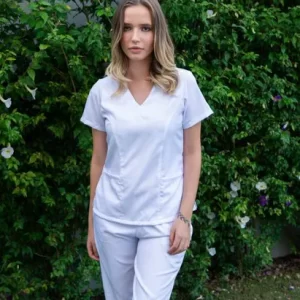Nada como vestir um uniforme que te acompanha com leveza durante os plantões. O Scrub Feminino Clássico Branco foi pensado para quem vive a rotina intensa da saúde com seriedade, mas sem abrir mão do conforto, da liberdade de movimento e da estética profissional.