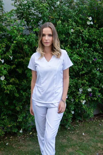 Nada como vestir um uniforme que te acompanha com leveza durante os plantões. O Scrub Feminino Clássico Branco foi pensado para quem vive a rotina intensa da saúde com seriedade, mas sem abrir mão do conforto, da liberdade de movimento e da estética profissional.