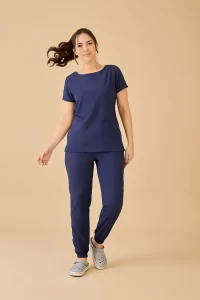 Scrub feminino Sara é a escolha perfeita para profissionais que buscam um pijama cirúrgico básico sem abrir mão de estilo, conforto e praticidade.