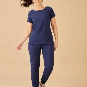 Scrub feminino Sara é a escolha perfeita para profissionais que buscam um pijama cirúrgico básico sem abrir mão de estilo, conforto e praticidade.