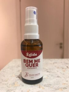 Os Florais Áuricos Bem Me Quer (frequentemente associados à linha Florais do Cerrado) são essências vibracionais desenvolvidas para equilibrar o campo energético pessoal, promovendo sentimentos de amor-próprio, autovalorização e harmonia. 