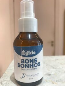 Os florais voltados para "bons sonhos" (como o Floral Thérapi Sonho Bom ou Sonoite) são essenciais no equilíbrio noturno, ajudando a acalmar a mente e o corpo para um sono reparador. Eles atuam na redução da ansiedade, combate à insônia, medos noturnos e pesadelos, promovendo um sono tranquilo. 