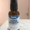 O Spray Bons Sonhos é um produto de aromaterapia, geralmente artesanal, que usa óleos essenciais (como lavanda, camomila, laranja doce, benjoim, sândalo) e extratos naturais (melissa) para promover relaxamento, acalmar a mente, reduzir ansiedade e insônia, ajudando a ter uma noite de sono mais serena e reparadora, sendo aplicado nos travesseiros, lençóis, cortinas ou no ambiente antes de dormir.