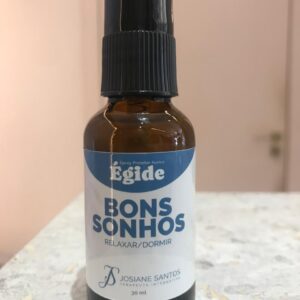O Spray Bons Sonhos é um produto de aromaterapia, geralmente artesanal, que usa óleos essenciais (como lavanda, camomila, laranja doce, benjoim, sândalo) e extratos naturais (melissa) para promover relaxamento, acalmar a mente, reduzir ansiedade e insônia, ajudando a ter uma noite de sono mais serena e reparadora, sendo aplicado nos travesseiros, lençóis, cortinas ou no ambiente antes de dormir.