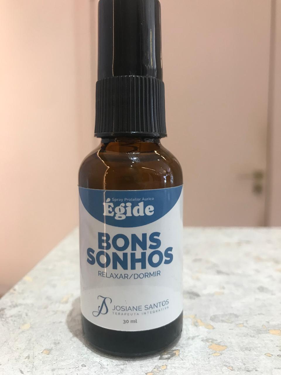 O Spray Bons Sonhos é um produto de aromaterapia, geralmente artesanal, que usa óleos essenciais (como lavanda, camomila, laranja doce, benjoim, sândalo) e extratos naturais (melissa) para promover relaxamento, acalmar a mente, reduzir ansiedade e insônia, ajudando a ter uma noite de sono mais serena e reparadora, sendo aplicado nos travesseiros, lençóis, cortinas ou no ambiente antes de dormir.