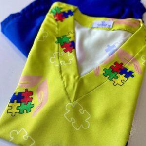 É elaborado em poliéster e possui um acabamento limpo, também é firme e duradouro e possui um brilho suave e distinto.