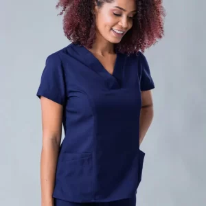 Confeccionado em gabardine de alto padrão. O gabardine é um tipo de tecido com belas e distintas nervuras diagonais causadas pelo entrelaçamento dos fios. É elaborado em poliéster e possui um acabamento limpo, também é firme e duradouro e possui um brilho suave e distinto.