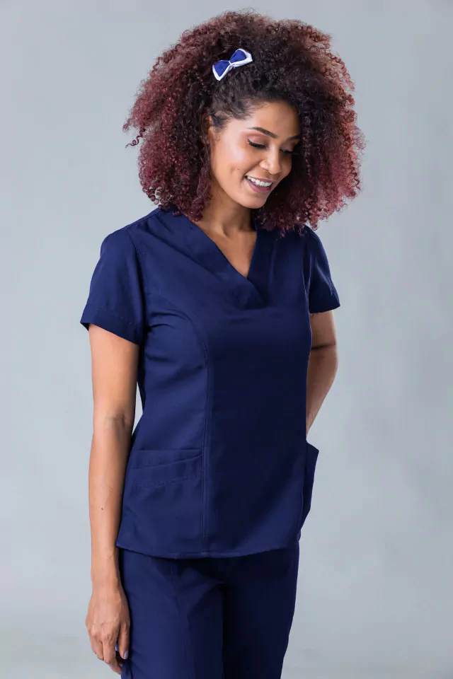 Confeccionado em gabardine de alto padrão. O gabardine é um tipo de tecido com belas e distintas nervuras diagonais causadas pelo entrelaçamento dos fios. É elaborado em poliéster e possui um acabamento limpo, também é firme e duradouro e possui um brilho suave e distinto.