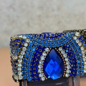 Descrição do produto Carimbo customizado com strass e pedras, Os carimbos podem sofrer pequenas alterações, pois são feitos a mão, sendo peças únicas. Acompanha gravação. Após a compra entre em contato para o envio dos dados para a confecção da borrachinha (gravação com os dados do profissional) Área de gravação 27x10mm. Podendo ser gravado em 3 linhas. (Consulte sobre a quantidade de caracteres que você deseja gravar, para que o carimbo fique legível).