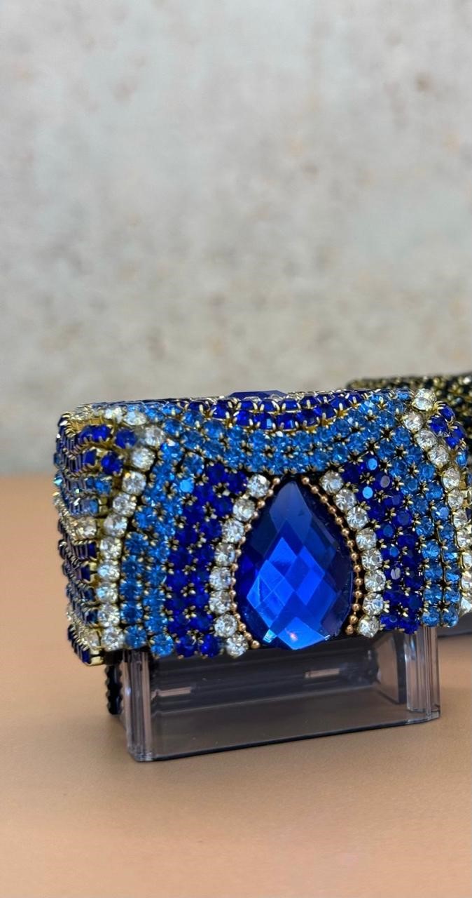 Descrição do produto Carimbo customizado com strass e pedras, Os carimbos podem sofrer pequenas alterações, pois são feitos a mão, sendo peças únicas. Acompanha gravação. Após a compra entre em contato para o envio dos dados para a confecção da borrachinha (gravação com os dados do profissional) Área de gravação 27x10mm. Podendo ser gravado em 3 linhas. (Consulte sobre a quantidade de caracteres que você deseja gravar, para que o carimbo fique legível).