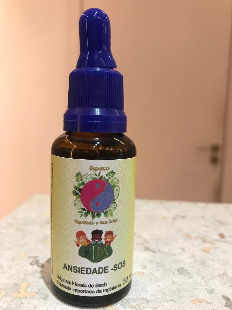 Florais infantis para ansiedade são preparados naturais à base de essências de flores, como os de Bach, que visam trazer calma, serenidade e bem-estar para crianças com medo, insegurança ou inquietação, ajudando a equilibrar emoções e pensamentos repetitivos, sendo usados como terapia complementar para momentos de estresse ou tensão, sem efeitos colaterais, e existem diversas marcas com fórmulas específicas para o público infantil, como Thérapi, Lifar Kids e Bio Florais.