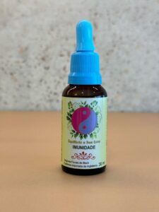 Um floral de imunidade é um composto de essências florais (como de Bach ou Saint Germain) que visa equilibrar as emoções e o estado mental para fortalecer o sistema imunológico, atuando de forma complementar ao tratamento médico, sem efeitos colaterais, e é indicado para pessoas com baixa resistência, cansaço e predisposição a doenças, proporcionando mais força, disposição e tranquilidade. 
