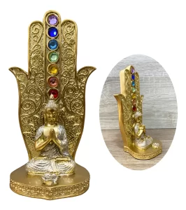 Adicione um toque de serenidade e equilíbrio ao seu ambiente com o Porta Incenso Energia Meditação Mão 7 Chakras Decoração Buda Cor Dourado Brilhante Com Pedras Mão De Fátima Com Pedras Buda Meditação Yoga. Este produto é uma peça de decoração única, feita com resina de alta qualidade e cuidadosamente trabalhada para representar a Mão de Fátima, um símbolo poderoso de proteção e bem-estar.Com um design elegante e detalhes em pedras coloridas representando os 7 chakras, este porta incenso não é apenas funcional, mas também uma obra de arte. O acabamento dourado brilhante adiciona um toque de luxo, tornando-o uma adição perfeita para qualquer espaço de meditação, sala de yoga ou área de relaxamento em sua casa.