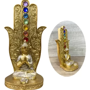 Adicione um toque de serenidade e equilíbrio ao seu ambiente com o Porta Incenso Energia Meditação Mão 7 Chakras Decoração Buda Cor Dourado Brilhante Com Pedras Mão De Fátima Com Pedras Buda Meditação Yoga. Este produto é uma peça de decoração única, feita com resina de alta qualidade e cuidadosamente trabalhada para representar a Mão de Fátima, um símbolo poderoso de proteção e bem-estar. Com um design elegante e detalhes em pedras coloridas representando os 7 chakras, este porta incenso não é apenas funcional, mas também uma obra de arte. O acabamento dourado brilhante adiciona um toque de luxo, tornando-o uma adição perfeita para qualquer espaço de meditação, sala de yoga ou área de relaxamento em sua casa.