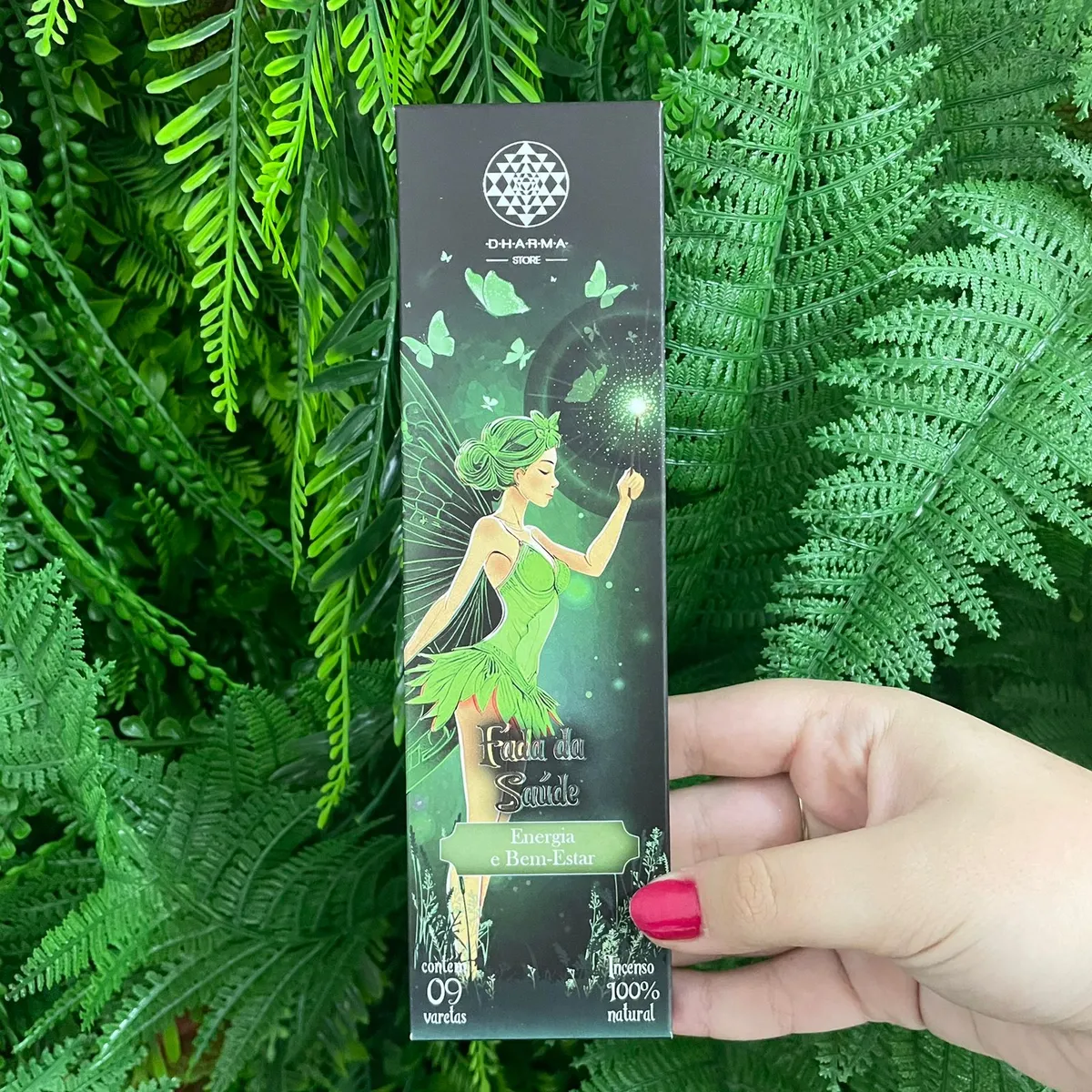 Confeccionado em gabardine de alto padrão. O gabardine é um tipo de tecido com belas e distintas nervuras diagonais causadas pelo entrelaçamento dos fios. É elaborado em poliéster e possui um acabamento limpo, também é firme e duradouro e possui um brilho suave e distinto.