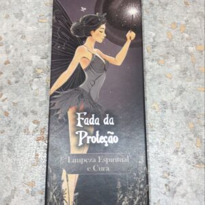 Descrição Incenso Natural Dharma - Fada dos Sete Chakras Deixe a Fada dos Chakras te guiar rumo ao equilíbrio e as boas energias. Este incenso é uma ferramenta poderosa para harmonizar e energizar seus centros de energia, promovendo o equilibrio e o bem-estar em todos os níveis do seu ser. Ao acender este incenso, você convida a energia vital do universo a fluir livremente através de seus chakras, restaurando sua vitalidade e renovando sua conexão com a essência divina que habita dentro de você.