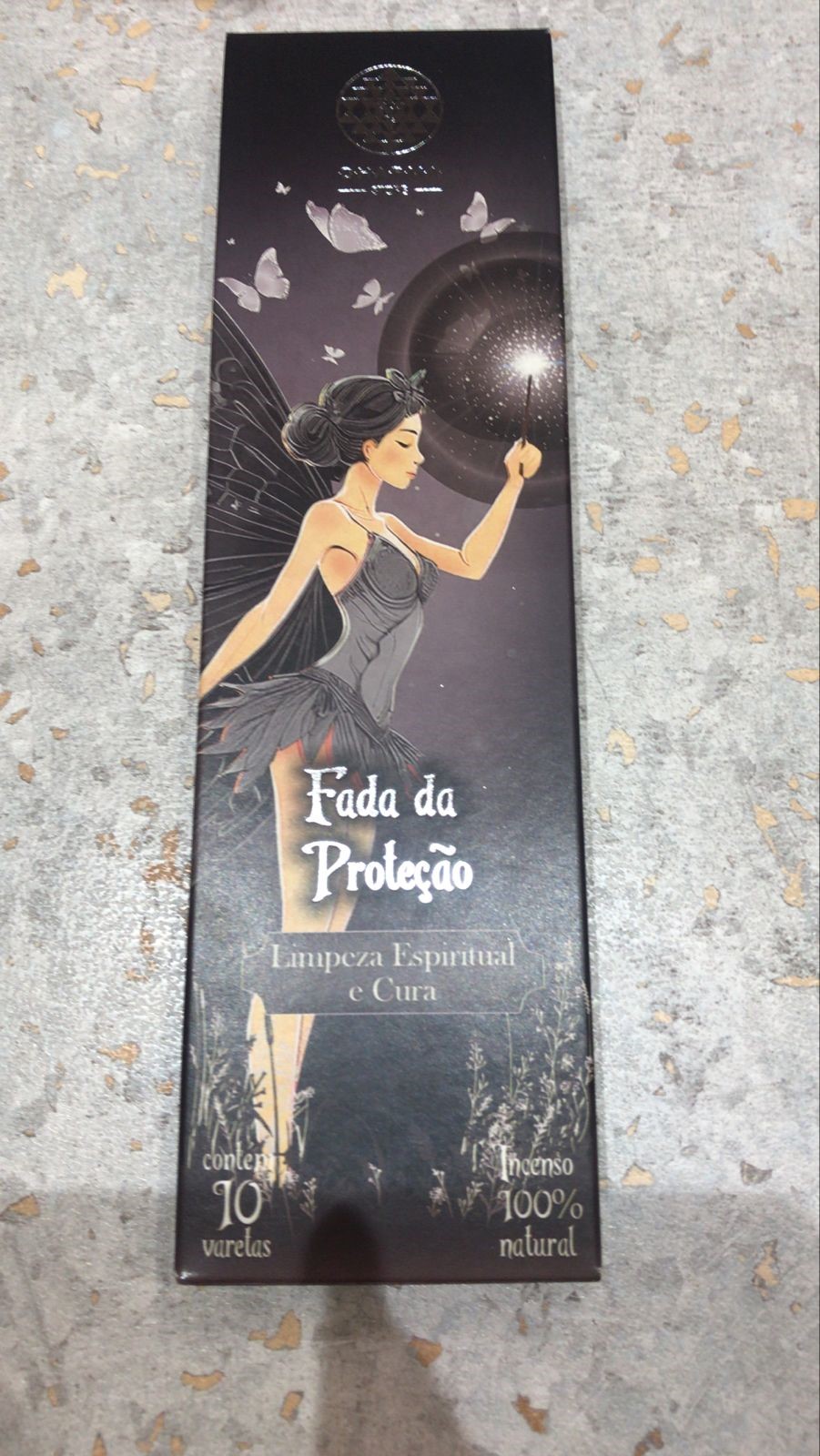 Descrição Incenso Natural Dharma - Fada dos Sete Chakras Deixe a Fada dos Chakras te guiar rumo ao equilíbrio e as boas energias. Este incenso é uma ferramenta poderosa para harmonizar e energizar seus centros de energia, promovendo o equilibrio e o bem-estar em todos os níveis do seu ser. Ao acender este incenso, você convida a energia vital do universo a fluir livremente através de seus chakras, restaurando sua vitalidade e renovando sua conexão com a essência divina que habita dentro de você.
