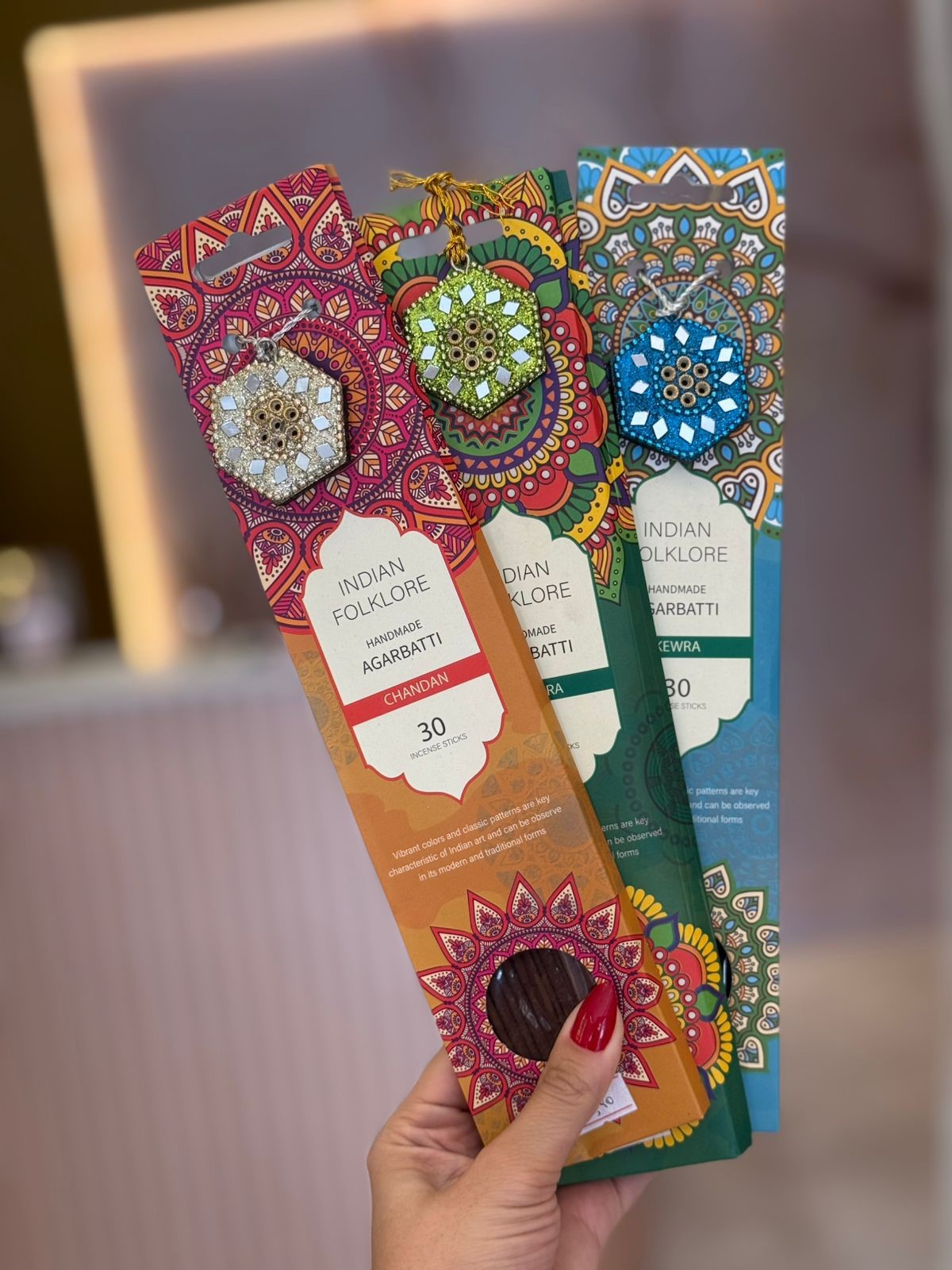 O Incenso Natural Hem - Precious Chandan é perfeito para purificar e harmonizar os ambientes, além de atrair boas energias. Utilizado há milhares de anos pelos hindus, este incenso é um instrumento poderoso para a purificação energética e espiritual. Este incenso possui uma fixação de aroma no ambiente superior, graças à sua maior quantidade de varetas. Seu odor é intenso e marcante, e permanece no ambiente por um longo período de tempo após o uso.