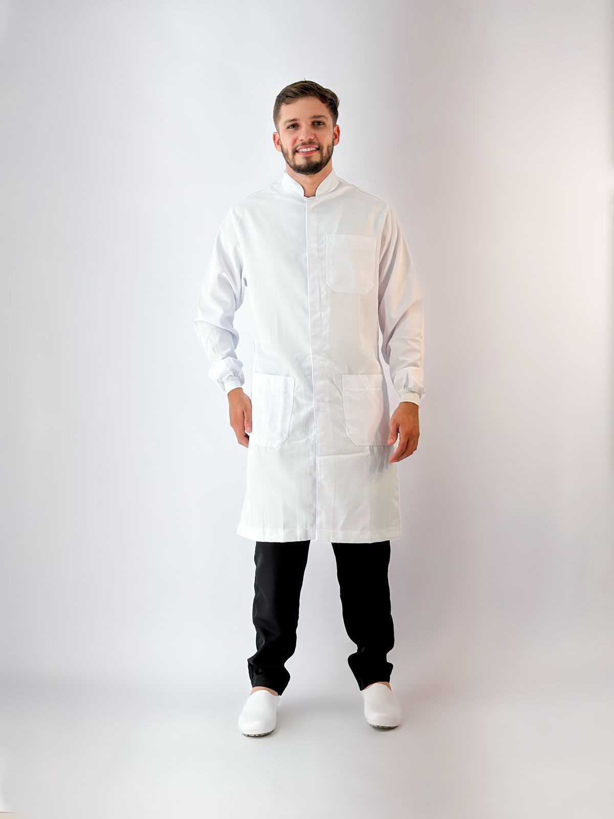 Esse jaleco foi desenvolvido para os homens que não deixam de lado o conforto e a elegância. Sua gola padre e seu caimento perfeito fazem com que esse seja um modelo de altíssimo padrão.