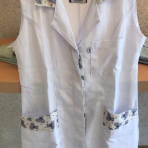 Produzida em gabardine de alto padrão. O gabardine é um tipo de tecido com belas e distintas nervuras diagonais causadas pelo entrelaçamento dos fios. É elaborado em poliéster e possui um acabamento limpo, também é firme e duradouro e possui um brilho suave e distinto. Ideal para quem procura beleza, praticidade e resistência.