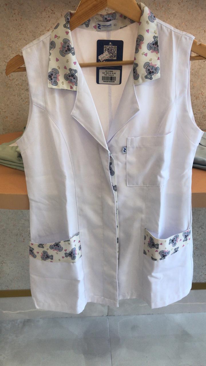 Produzida em gabardine de alto padrão. O gabardine é um tipo de tecido com belas e distintas nervuras diagonais causadas pelo entrelaçamento dos fios. É elaborado em poliéster e possui um acabamento limpo, também é firme e duradouro e possui um brilho suave e distinto. Ideal para quem procura beleza, praticidade e resistência.