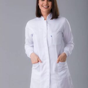 Modelo da referência com punho de malha. Um jaleco pensado na proteção do profissional da odontologia. Os riscos à saúde do dentista presentes no local de trabalho podem se relacionar a diversos fatores. Um deles é ligado à própria natureza das atividades, como a execução de movimentos repetitivos, ausência de pausas e alta intensidade do ritmo de trabalho. Nosso modelo foi desenhado para facilitar os movimentos na prática odontológica e dar proteção ao dentista durante os cuidados aos seus pacientes.