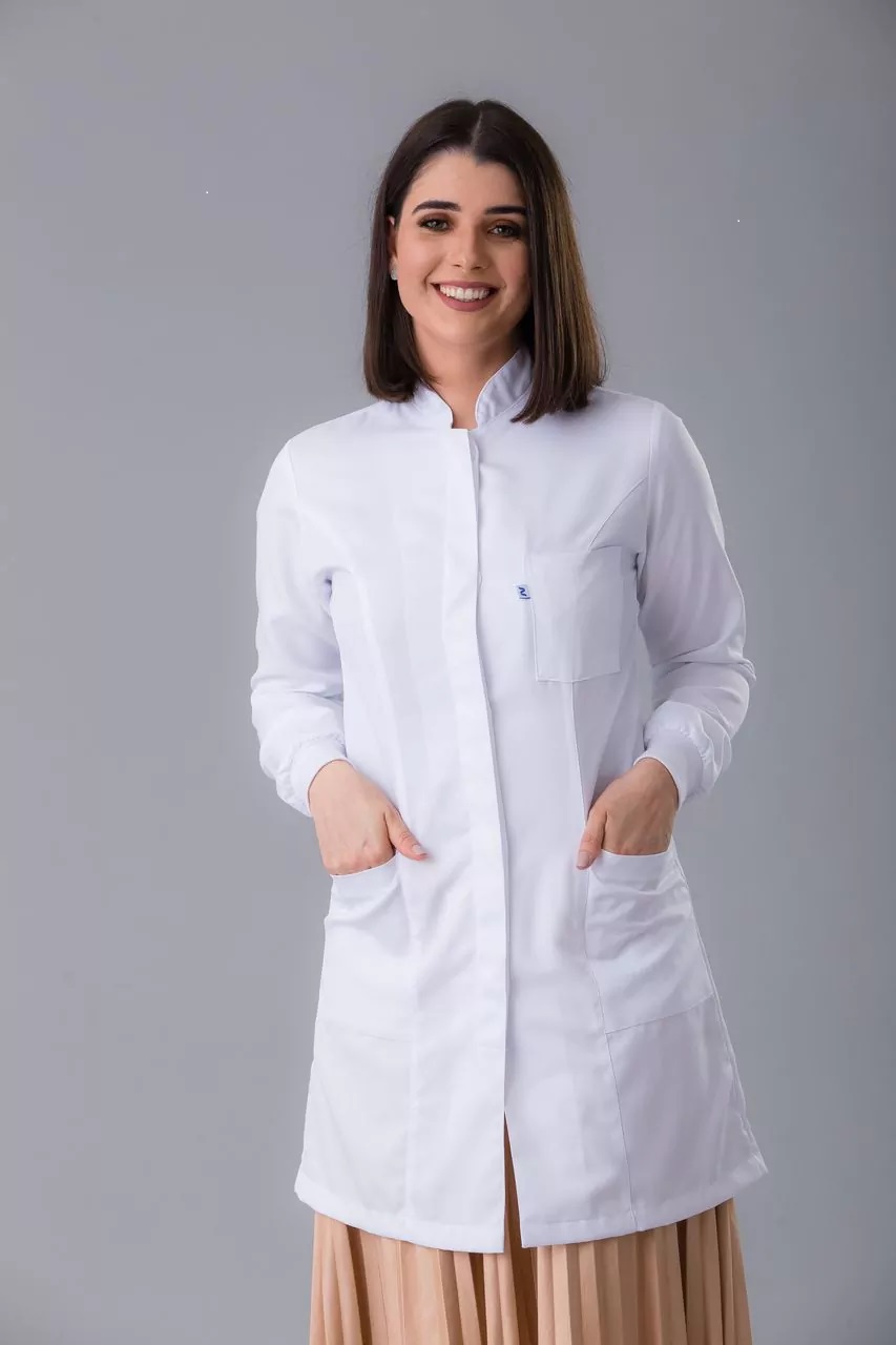 Modelo da referência com punho de malha. Um jaleco pensado na proteção do profissional da odontologia. Os riscos à saúde do dentista presentes no local de trabalho podem se relacionar a diversos fatores. Um deles é ligado à própria natureza das atividades, como a execução de movimentos repetitivos, ausência de pausas e alta intensidade do ritmo de trabalho. Nosso modelo foi desenhado para facilitar os movimentos na prática odontológica e dar proteção ao dentista durante os cuidados aos seus pacientes.