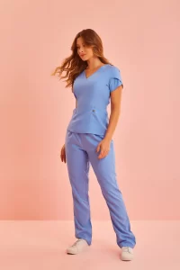 O modelo Júlia é o campeão de vendas da Sarita Scrubs e conquistou esse posto por unir conforto, elegância e praticidade. Seu design moderno e funcional é perfeito para profissionais da saúde e outras áreas que exigem um uniforme bonito, confortável e versátil.