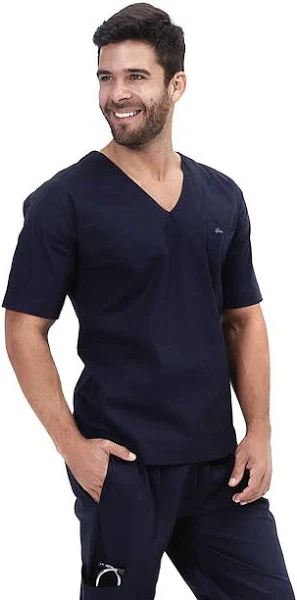 Scrub Man Conjunto Azul Marinho O Pijama Cirúrgico Confort é feito no tecido de Sarja leve, macia e flexível, ele leva muito estilo, conforto e funcionalidade para o seu ambiente de trabalho! A blusa apresenta um bolso na parte superior e a calça conta com cinco bolsos.
