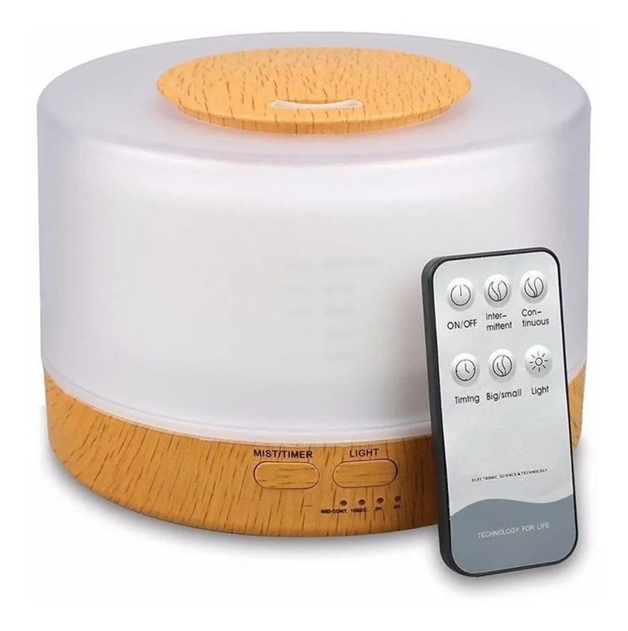 Aromatizador Umidificador Difusor De Ambientes 700ml Ultrassônico com Controle Remoto LED 7 Cores Base na cor Branca e Madeira Clara, escolha na hora da compra! Este difusor contribui para melhorar a qualidade de vida! Mais que um aromatizador, este aparelho também funciona como umidificador de ar e luminária com cromoterapia. Portátil, ele pode ser levado para onde quiser, desde que haja uma tomada para conectá-lo à energia, proporcionando bem-estar em diversos ambientes. Possui capacidade para 700ml de água, é elétrico, funciona ligado na tomada 110v ou 220v (Bivolt), não tem filtro de algodão e é adequado para utilizar essências ou óleos essenciais diluídos na água. Possui temporizador para programar o desligamento automático do aparelho. A luz pode ser desligada, deixando apenas o aromatizador.