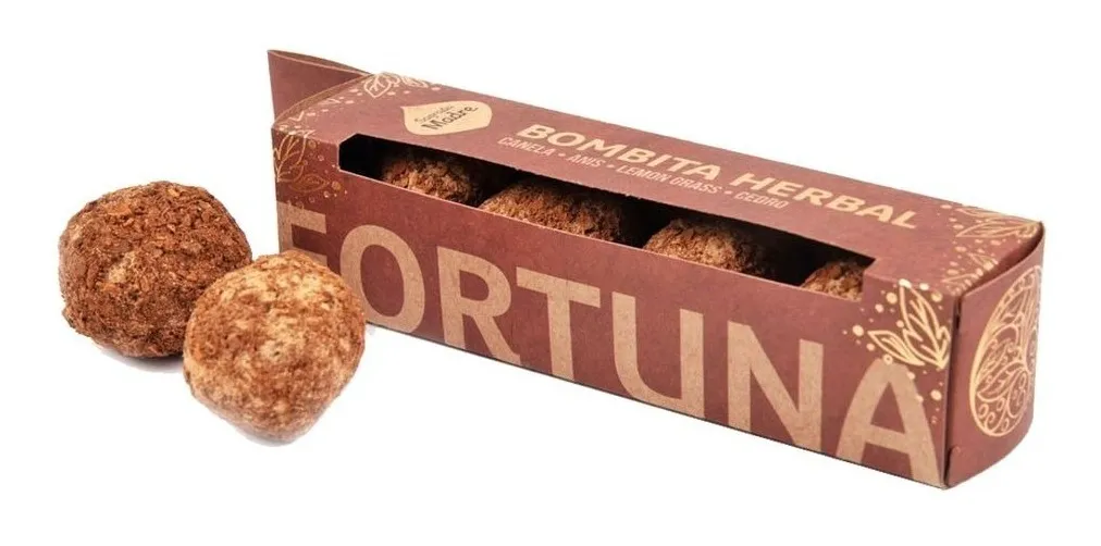 Bombita Defumação Ervais Sagrada Madre c/4 Ideal para fazer uma limpeza energética e levantar o ânimo e consciência espiritual. Purificar a casa e espaços de trabalho é essencial. Esta ferramenta antiga utiliza o poder das ervas para conectar-se com a terra e o universo, promovendo a renovação e restaurando a harmonia no lar, corpo e alma. Feito à mão Conteúdo: 4 unidades Uso: para defumar e limpeza energética Duração: Aproximadamente 10 minutos Aromas: Renascer Composição: óleo essencial de citronela, casca de laranja, alecrim, arruda, biomassa de frutas, cedro e aglutinante natural. Purificar Composição: pétalas de sálvia, louro, eucalipto, cedro, biomassa de frutas, aglutinante natural. Limpar Energetico Composição: casca de canela, palo santo, alecrim, cedro e aglutinante natural. Harmonia Composição: Flor de calêndula, camomila, alecrim, contrayerba, hortelã-pimenta, arruda, cânfora, cedro e aglutinante natural. Fortuna Composição: casca de canela, anis estrelado, capim-limão, cedro e aglutinante natural. Desbloquear Composição: resina de mirra, calêndula, chá verde, cedro e aglutinante natural. Amor Composição: pétalas de rosa, ruda, folhas de louro, eucalipto, cedro e aglutinante natural. 7 Poderes Composição: flor de lavanda, ruda, louro, eucalipto, hortelã-pimenta, inca yuyo, cedro e aglutinante natural.