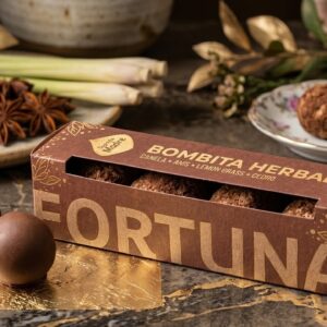 Bombita Defumação Ervais Sagrada Madre c/4 Ideal para fazer uma limpeza energética e elevar o ânimo e consciência espiritual. Assim como limpamos o nosso corpo, é importante purificar a nossa casa e espaços de trabalho. Esta ferramenta é bastante antiga e sustenta o seu poder de intenção e comunicação com ervas, permitindo a conexão com a terra, o universo e seu poder de renovação, restaurando a harmonia na sua casa, corpo e alma.