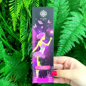 Dharma Linha Fadas + Incensário Olho Grego Descubra a essência do bem-estar com o Fada Dharma Incenso Natural. Este conjunto inclui sete caixas de incensos em formato de vareta, cada uma proporcionando uma experiência aromática única que dura até uma hora. Elaborados com óleo essencial natural, esses incensos são perfeitos para criar um ambiente relaxante e harmonioso em sua casa ou espaço de meditação. O incensário de Olho Grego incluído complementa a experiência, permitindo que você desfrute dos aromas de forma prática e segura. Ideal para quem busca tranquilidade e conexão espiritual, o Fada Dharma é uma escolha consciente para purificar o ambiente e elevar a energia do espaço. Cada caixa é cuidadosamente embalada, garantindo que a qualidade e a frescura dos aromas sejam preservadas. Transforme seus momentos de relaxamento em uma verdadeira ritual de autocuidado com este produto que une tradição e natureza. QUANTIDADE: 1- Incensário Vidro Olho Grego 1- Incenso Natural Dharma - Fada da Prosperidade 1- Incenso Natural Dharma - Fada da Saúde 1- Incenso Natural Dharma - Fada do Amor 1- Incenso Natural Dharma - Fada da Felicidade 1- Incenso Natural Dharma - Fada da Espiritualidade 1- Incenso Natural Dharma - Fada da Sorte 1- Incenso Natural Dharma - Fada dos Sete Chakras