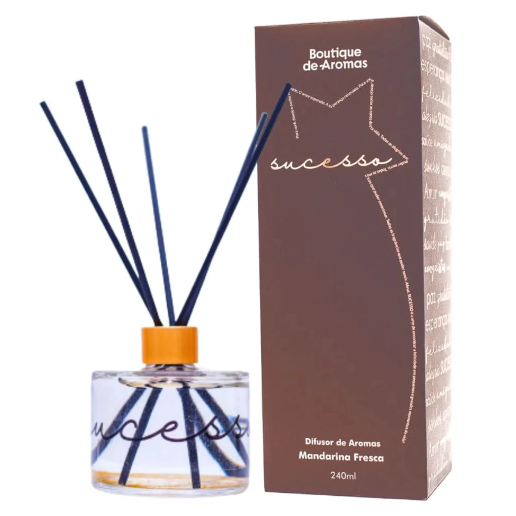 Para você, desejo o sonho realizado. O amor esperado. A esperança renovada. Todas as cores desta vida. Todas as alegrias que puder sorrir. Todas as fragrâncias que puder sentir. Afinal, o amor é o melhor presente para oferecer a quem amamos. O Difusor de Aromas Sucesso de Mandarina Fresca combina notas Florais Verdes com acordes cítricos, florais e amadeirados, criando uma fragrância leve, sofisticada e inspiradora. Um aroma harmonioso que convida ao otimismo, à autoconfiança e ao bem-estar.